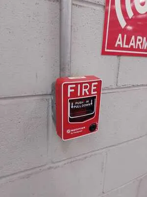Punto de activación rápida para activar las brigadas y el equipo de hidrante contra incendio durante una emergencia.