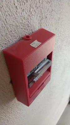 Técnico revisando la activación de una estación manual vinculada a la red de hidrante contra incendio industrial.