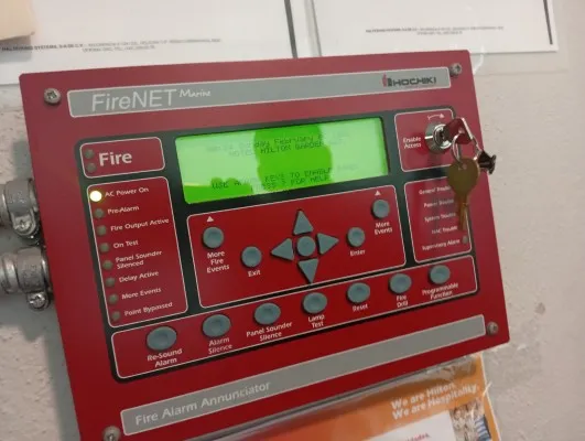 Panel anunciador digital Hochiki conectado al sistema FM 200 para el monitoreo de alarmas y detección de incendios.