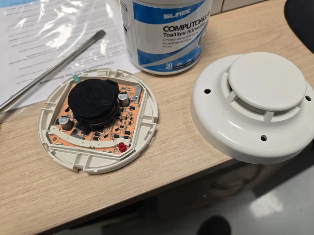Circuito interno de un detector de humo para explicar el funcionamiento de los tipos de alarmas contra incendios.